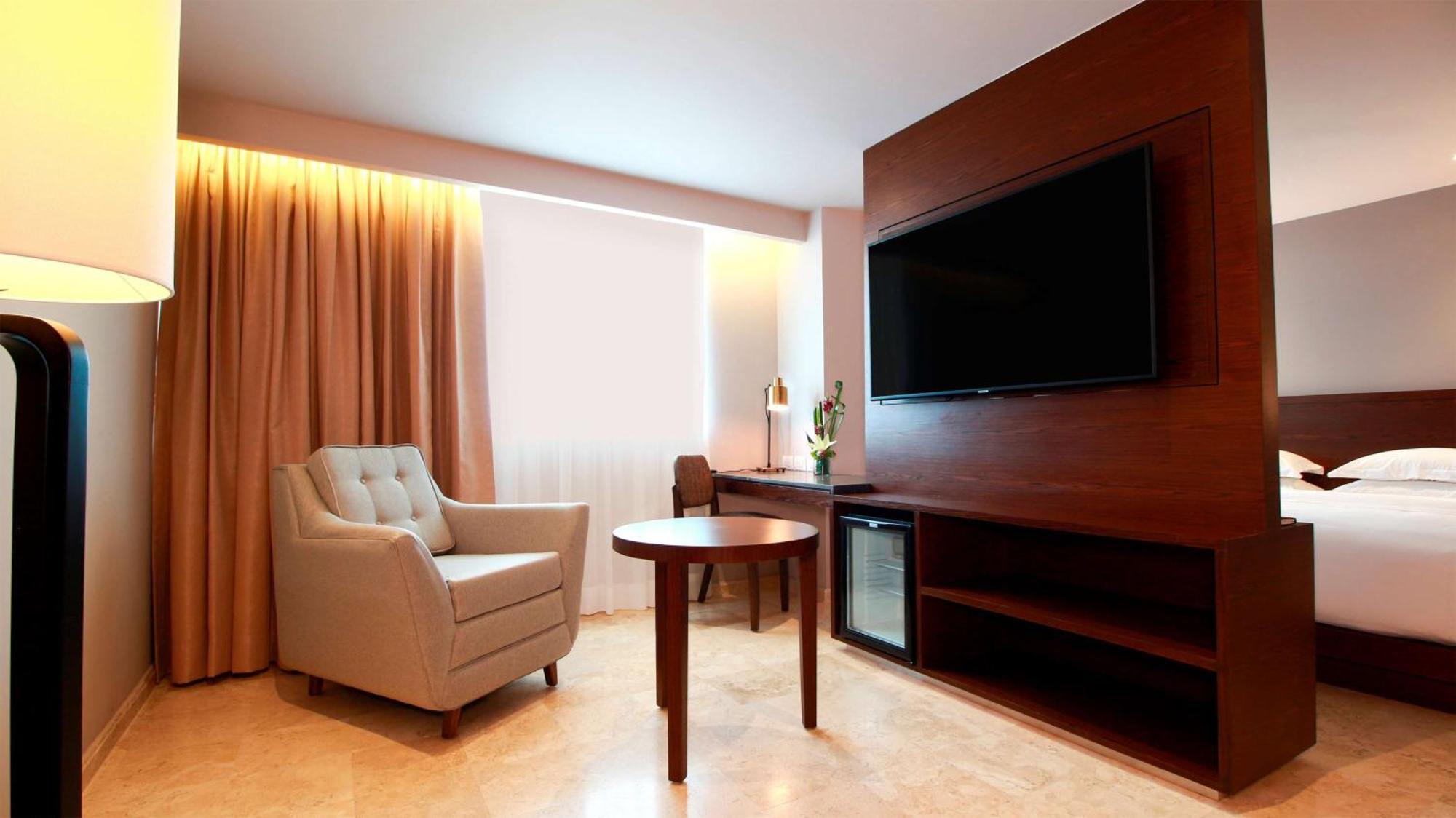 Deluxe King Room Club Access